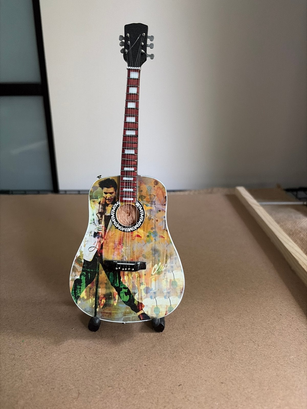 Miniatuur gitaar met Elvis Presley afbeelding, Verzamelen, Muziek, Artiesten en Beroemdheden, Ophalen of Verzenden, Zo goed als nieuw