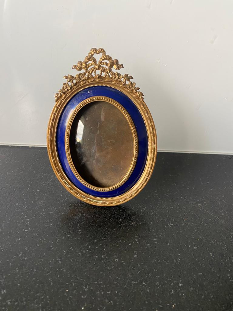 Antieke ovale fotolijst met blauw emaille en strikdecor, Antiek en Kunst, Ophalen of Verzenden