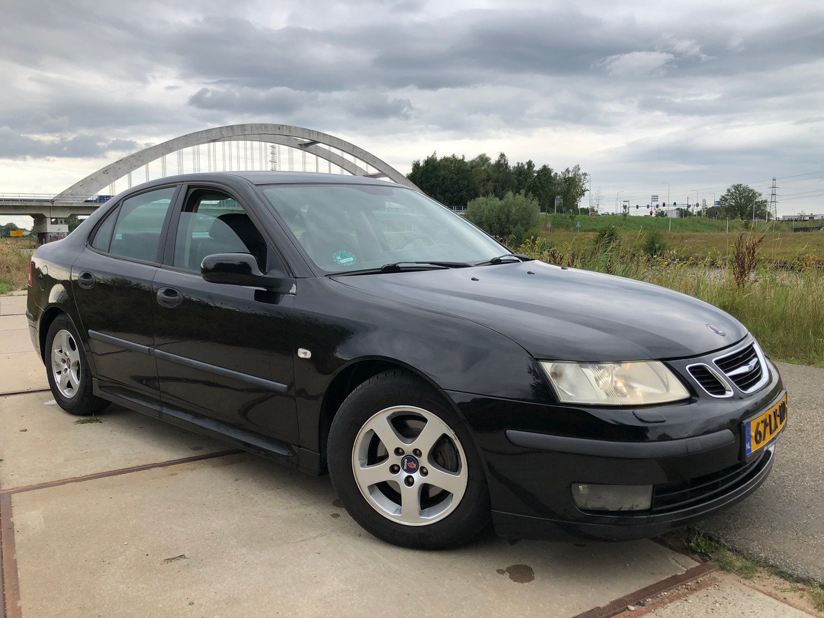 Saab 9-3 1.8 T Sedan ‘03, Nieuwe APK en 3-kwart volle tank, Voorwielaandrijving, 1998 cc, 4 cilinders, Zwart