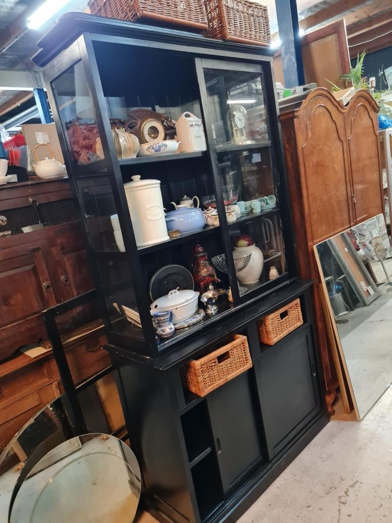 Zwarte vitrinekast met schuifdeuren en opbergruimte, Ophalen, Onbekend@voorbeeld.com, 100 tot 150 cm, Glas