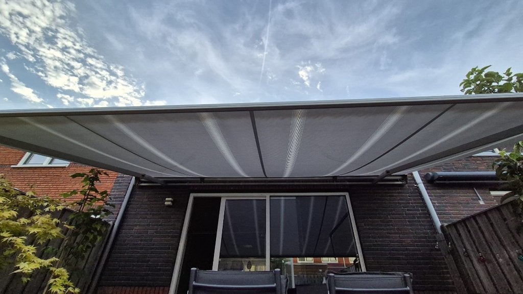 Elektrisch knikarm zonnescherm 5 x 3 mtr grijs, Tuin en Terras, Zonneschermen, Ophalen, Gebruikt, 450 cm of meer, Elektrisch
