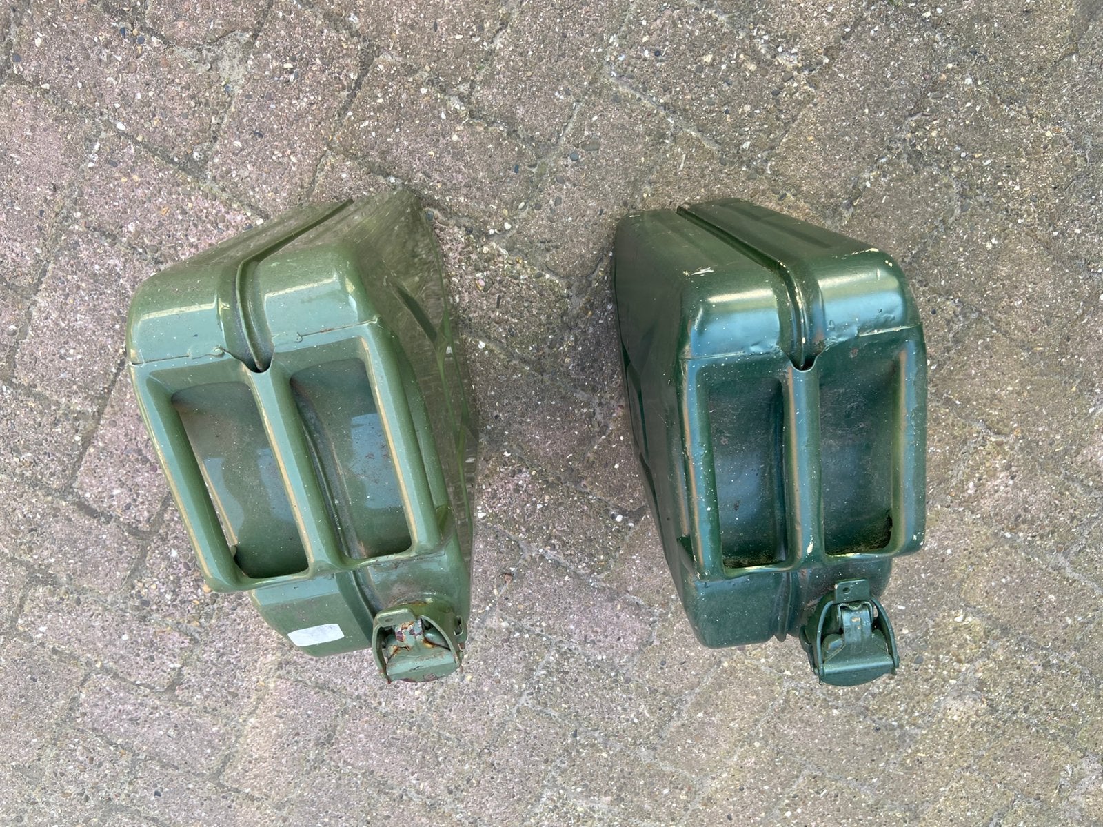 Nette ijzeren 20 L jerrycans, Ophalen
