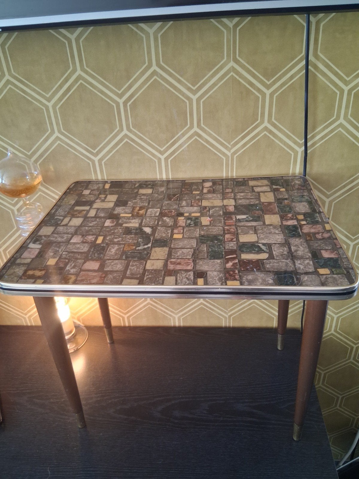 Vintage bijzettafel met hars/epoxy blad en messing details, Huis en Inrichting, Tafels | Bijzettafels, Minder dan 45 cm, Minder dan 55 cm