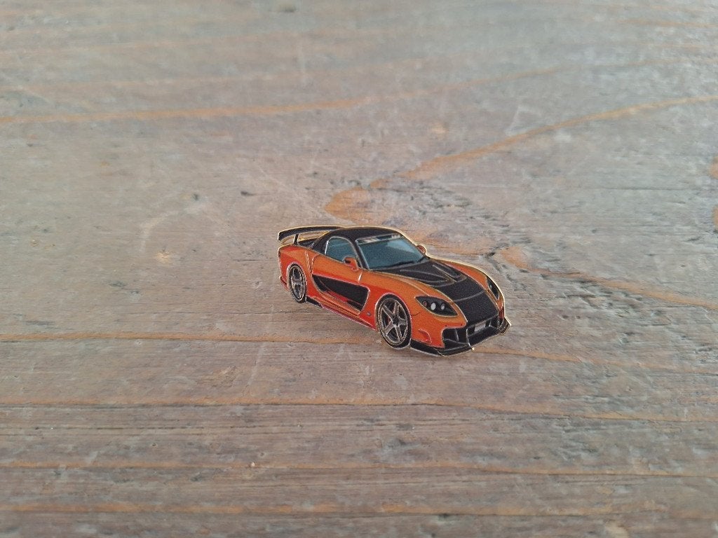 1 mooie pin van een oranje met zwart sportauto te koop, Verzamelen, Speldjes, Pins en Buttons, Ophalen of Verzenden, Nieuw, Sport