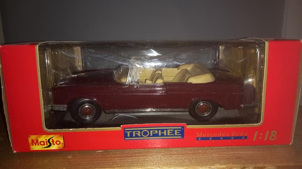Mercedes-Benz 280 SE (1966) schaalmodel 1:18, Hobby en Vrije tijd, Modelauto's | 1:18, Ophalen of Verzenden, Zo goed als nieuw