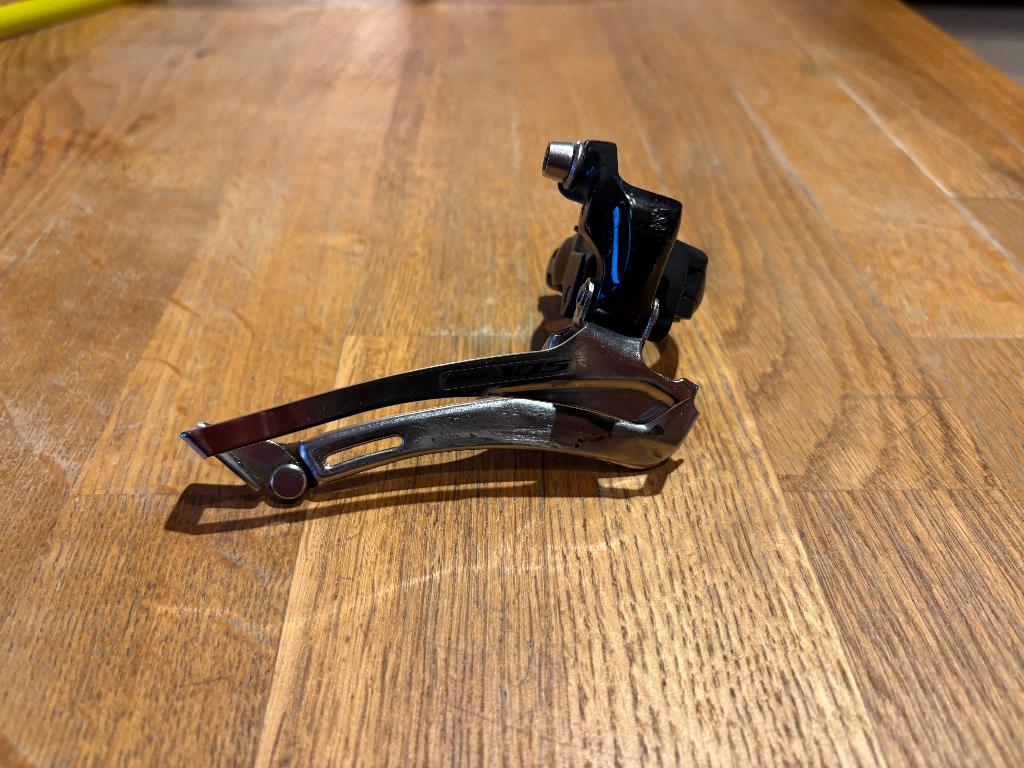 Shimano 105 FD-5700 Voorderailleur met Klemband – 2x10 Speed, Fietsen en Brommers, Fietsonderdelen, Ophalen of Verzenden, Zo goed als nieuw