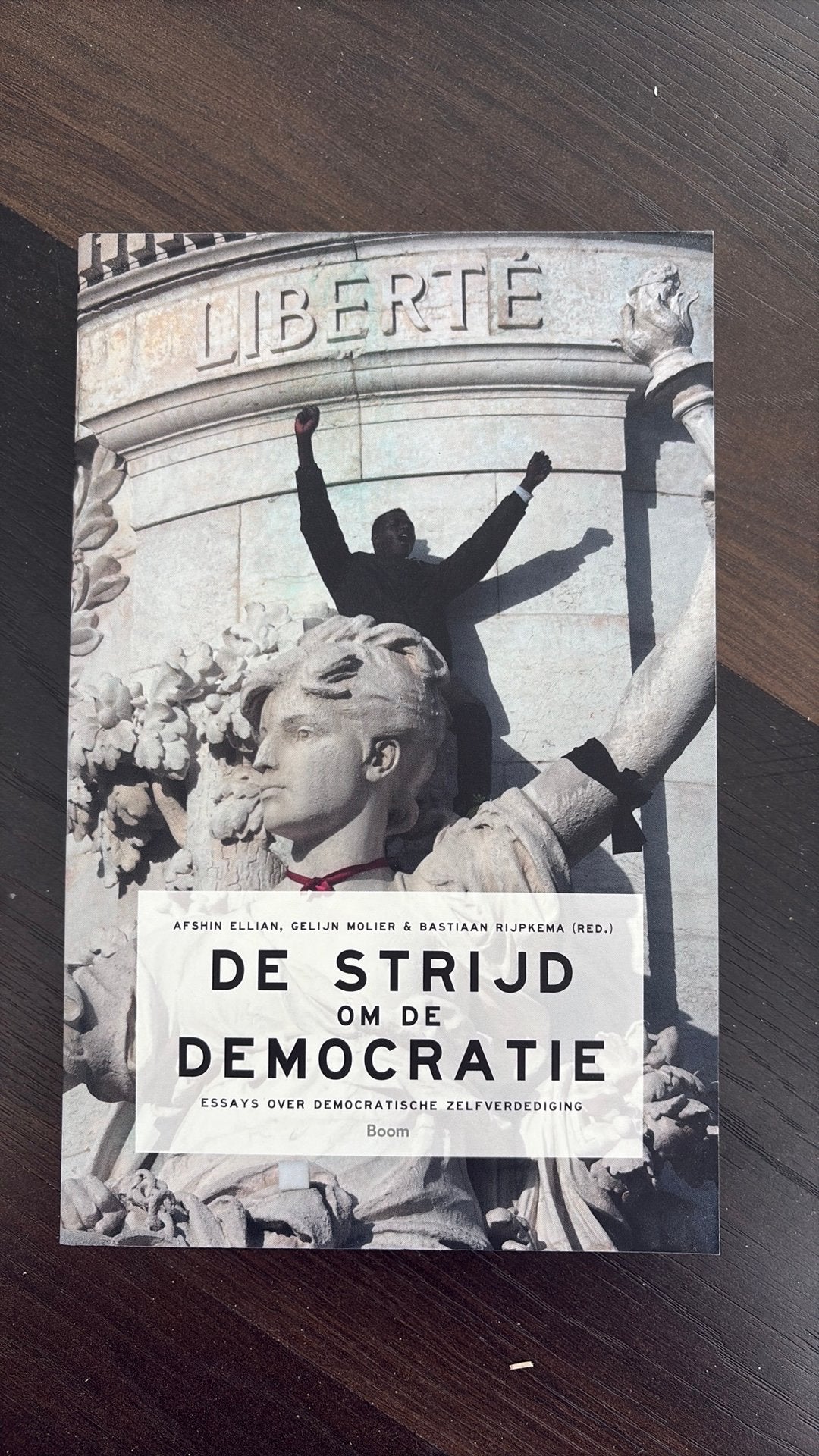 De strijd om de democratie, Ophalen, Zo goed als nieuw