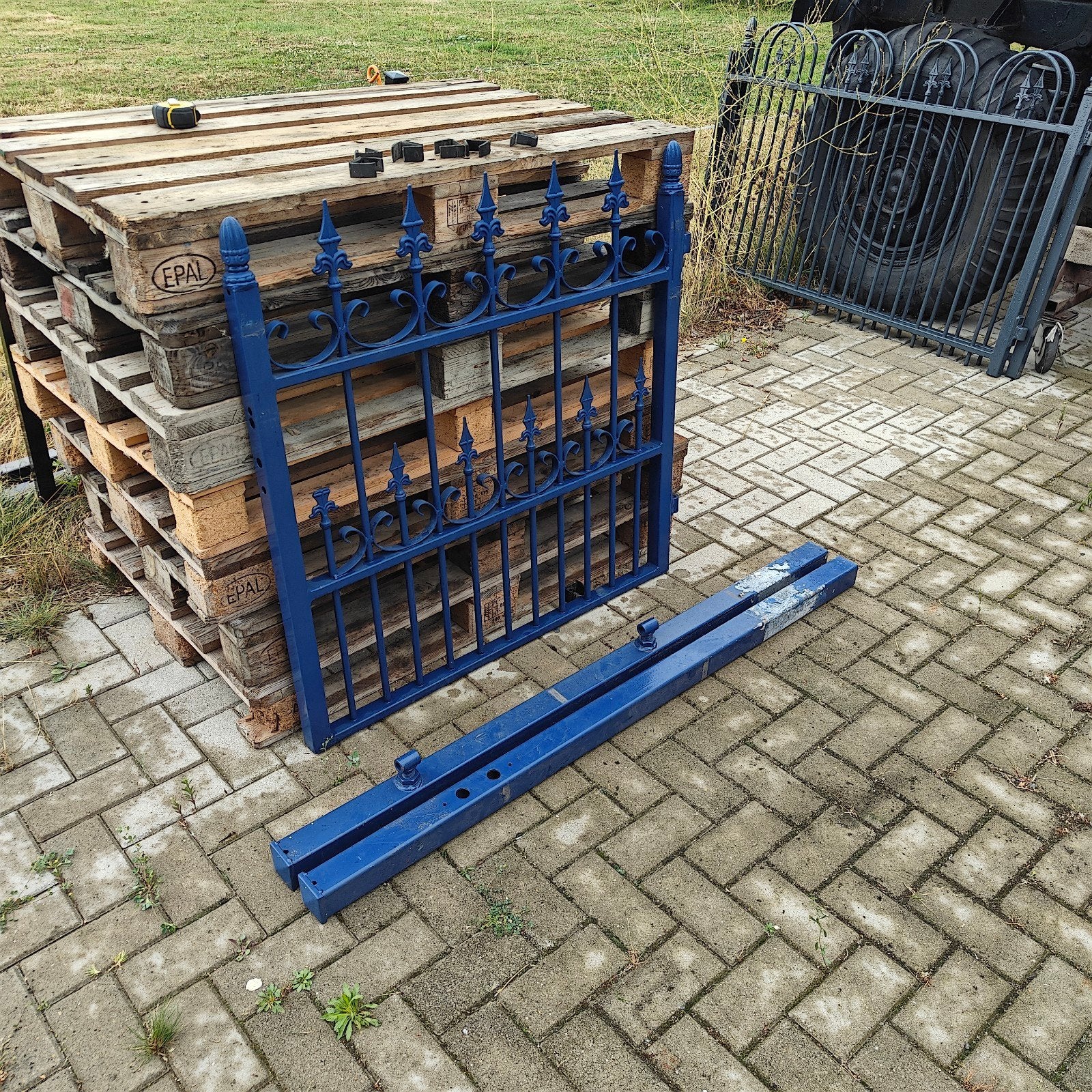 Enkele stalen sierpoort met palen. Toegangspoort. 1.2 x 1 m, Tuin en Terras, Ophalen, IJzer, Sierhekwerk