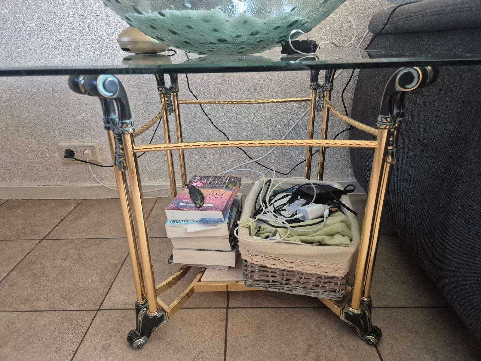 Glazen bijzettafel met gouden frame en marmeren onderblad, Ophalen, 50 – 75, Gebruikt, 50 tot 100 cm