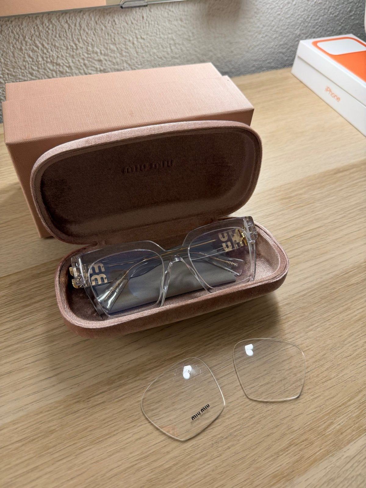 Miu Miu bril met gouden logo en roze etui, Ophalen of Verzenden, Zo goed als nieuw, Bril