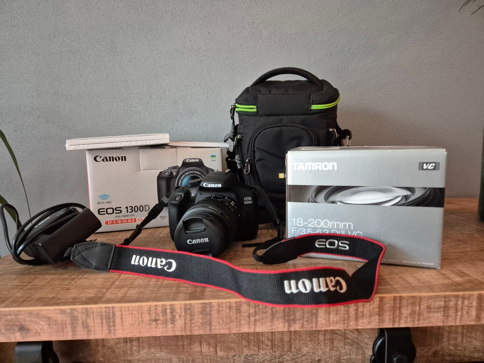 Canon EOS 1300D Spiegelreflexcamera met 2 lenzen en tas, Ophalen, Spiegelreflex, Canon, Ingebouwde flitser