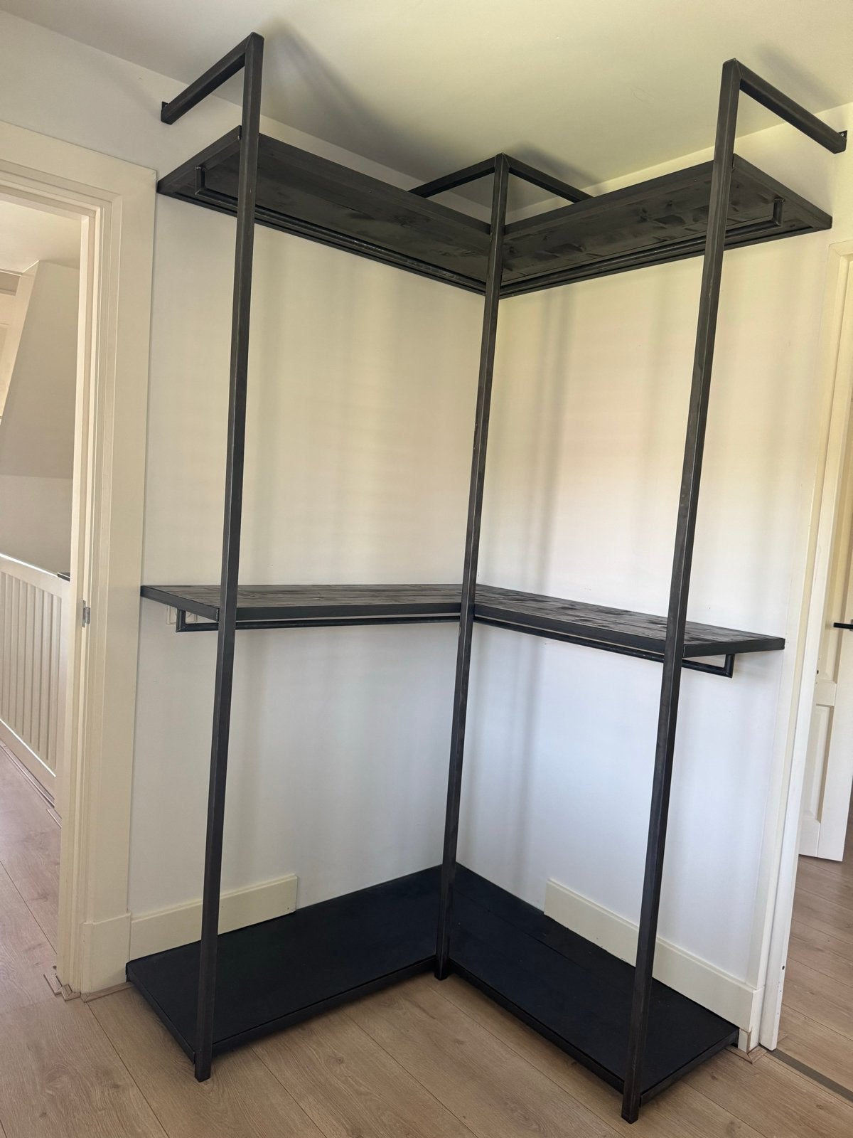 Stalen hoekkast met houten planken - Zwart, Ophalen, Met plank(en), Gebruikt, 100 tot 150 cm
