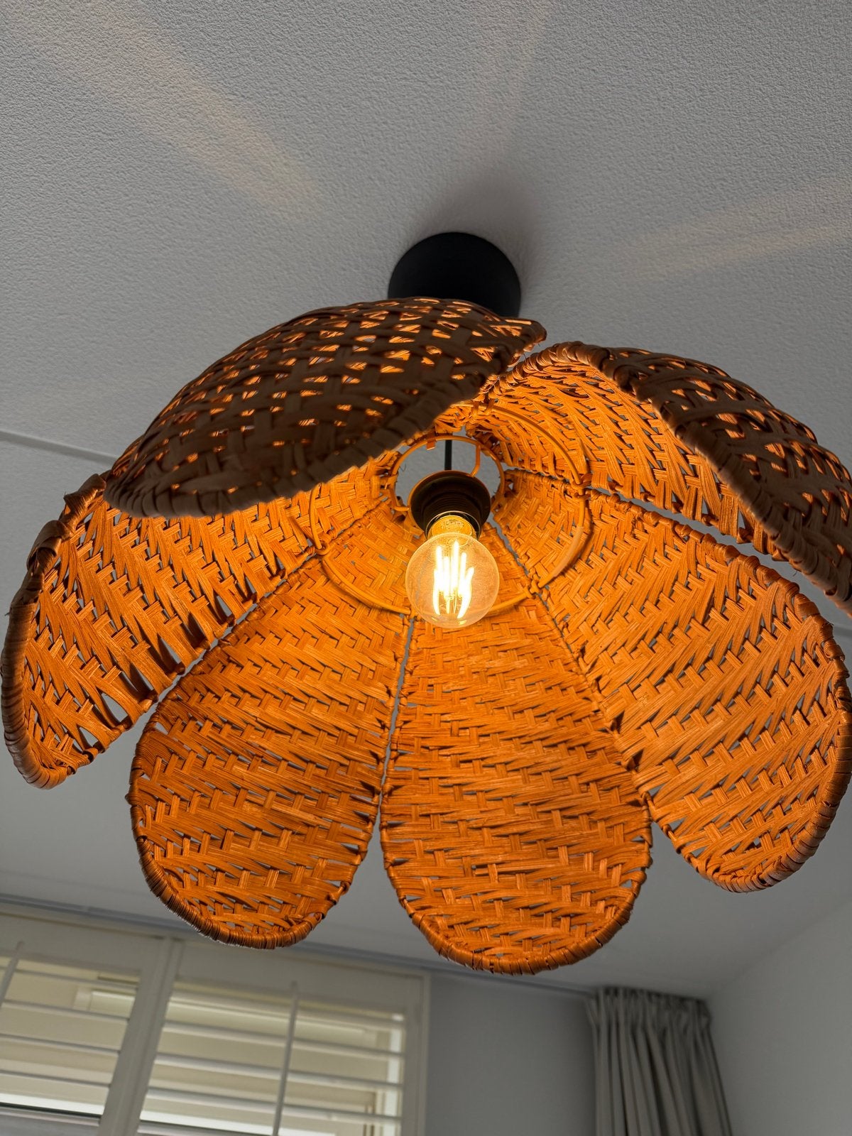 IKEA SANDKORN / HAVSDJUP Hanglamp Rotan Bloemvorm - ZGAN, Ophalen of Verzenden, Zo goed als nieuw, Natuurlijk materiaal, E27 (groot)