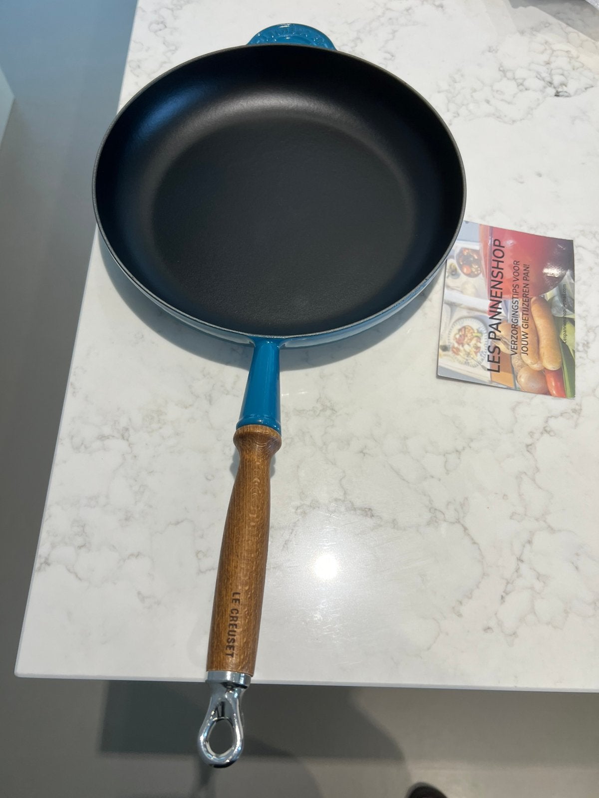 Le Creuset koekenpan 28 cm Deep Teal in zeer goede staat, Koekenpan, Gebruikt, Gietijzer, Met handvatten