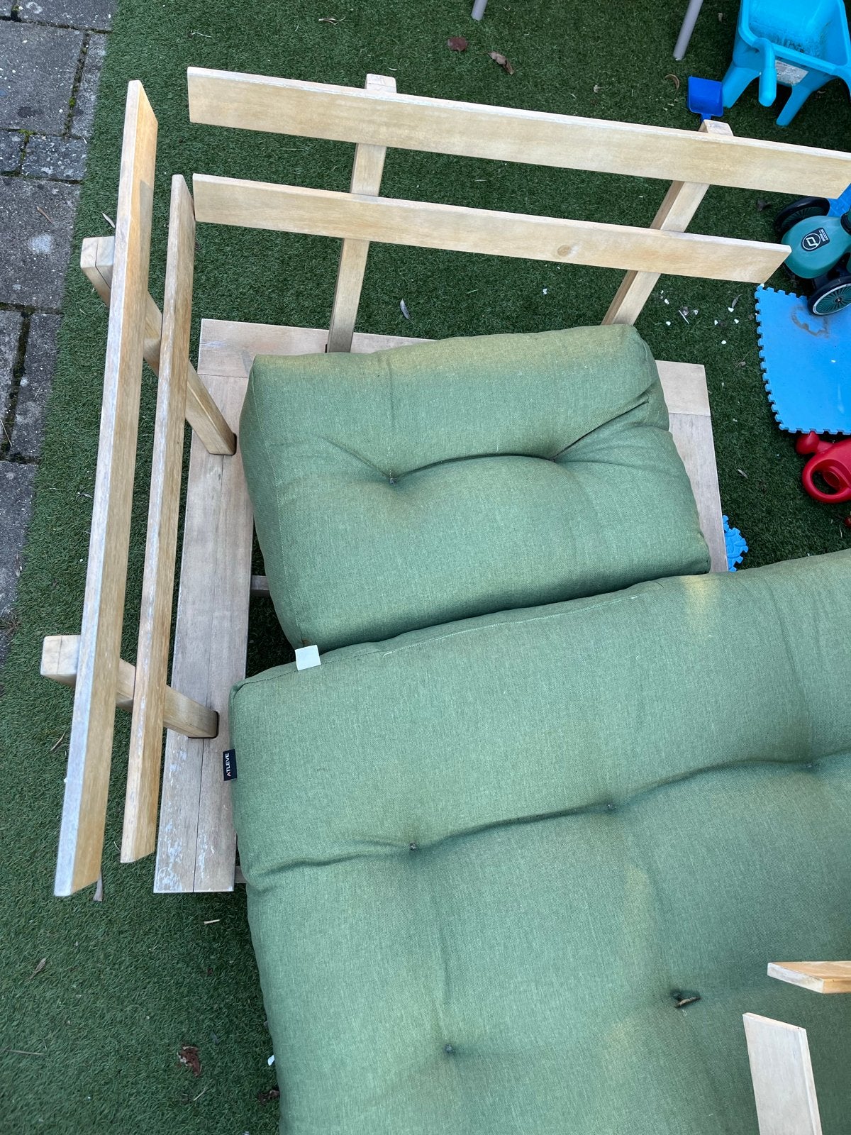 Foto 2 van Comfortabele houten tuinbank met groene kussens