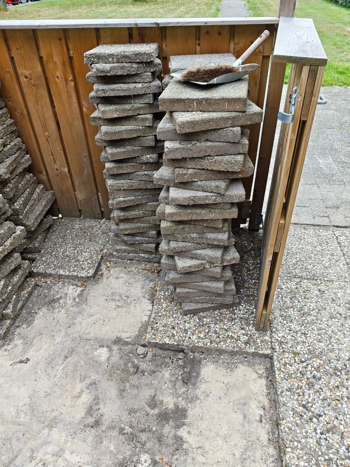 Tegels ongeveer 120  tegels 30x30, Ophalen, Gebruikt, Beton, Terrastegels