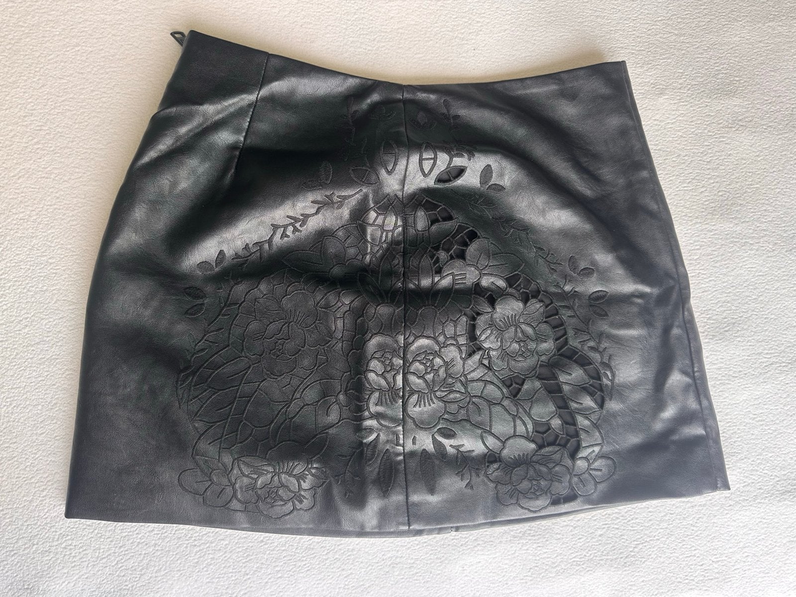 Nikkie Zwarte Mini Rok met Leren Look en Details Maat 38, Maat 38/40 (M), Zwart, Ophalen of Verzenden, Zo goed als nieuw