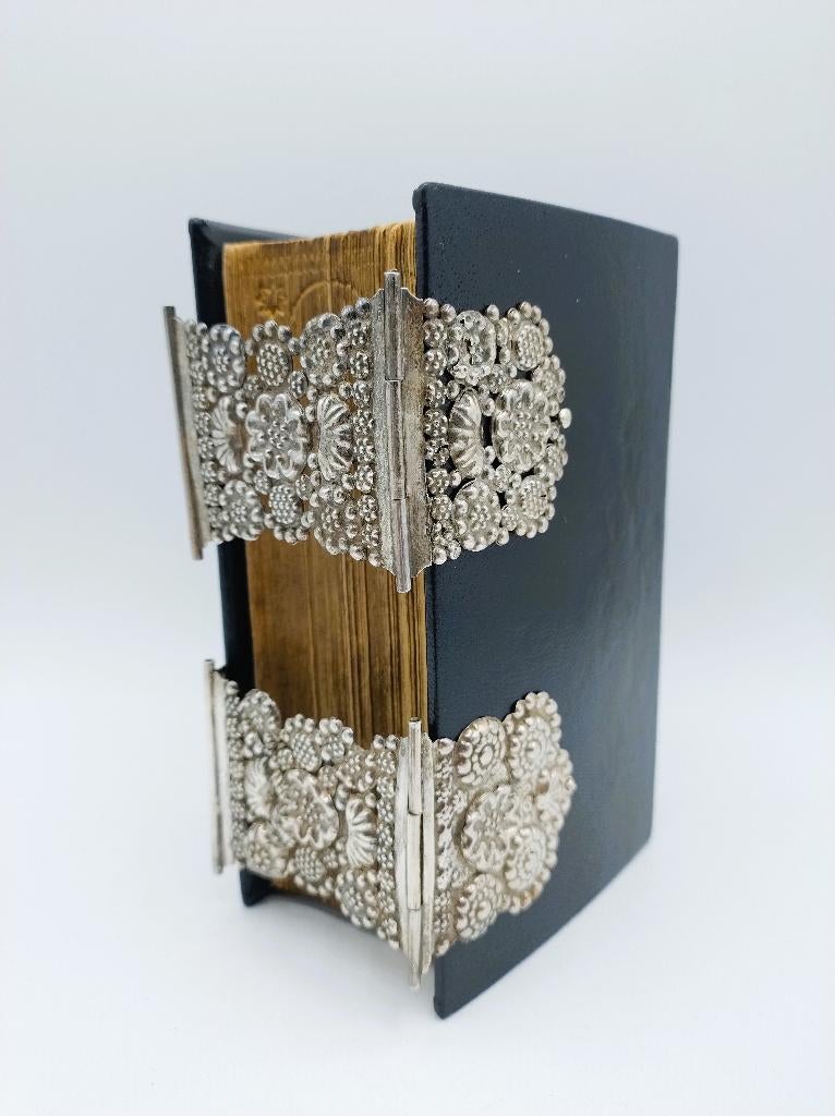 Bijbel met zilveren sloten, J. Jonker, Meppel, ca. 1870, Antiek en Kunst, Verzenden, Bijbel