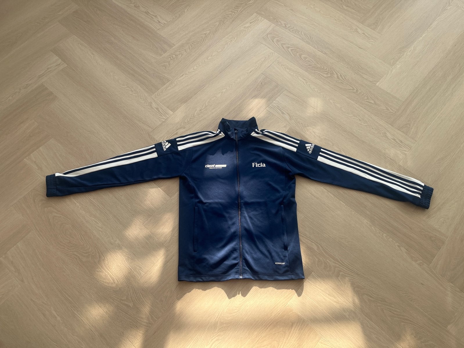 Adidas trainingsjack - Donkerblauw met witte strepen, Kleding | Heren, Sportkleding, Zo goed als nieuw, Algemeen, Maat 48/50 (M)