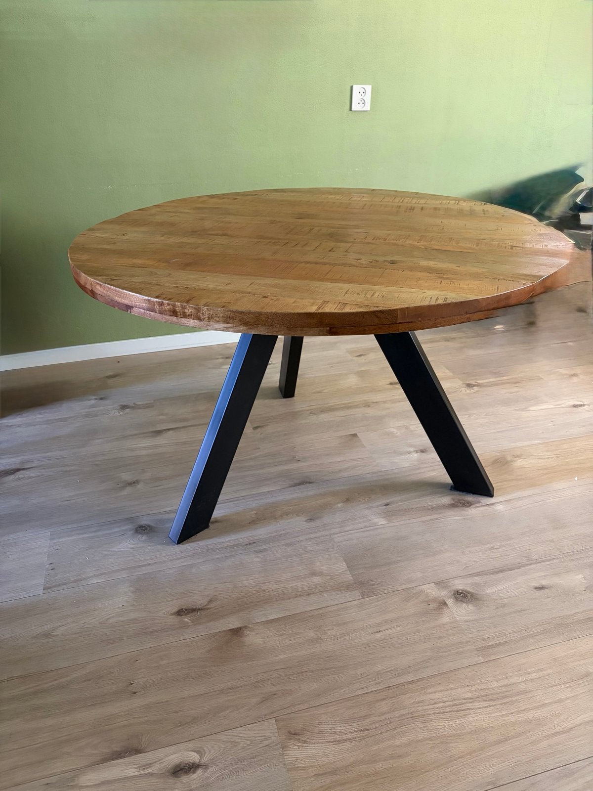 Ronde eettafel van mangohout met metalen poten, Huis en Inrichting, Tafels | Eettafels, Ophalen, Gebruikt, 100 tot 150 cm, Rond