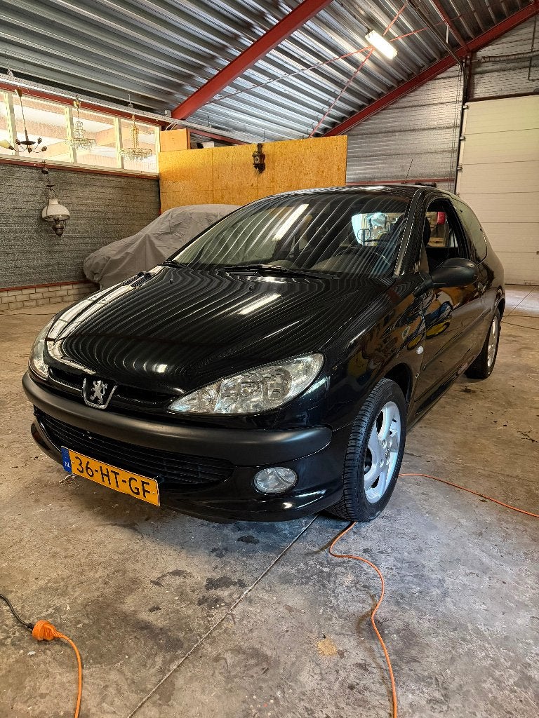 Peugeot 206 1.6 16V Gentry 3D 2001 Zwart, Auto's, Voorwielaandrijving, 40 €/maand, Zwart, Zwart