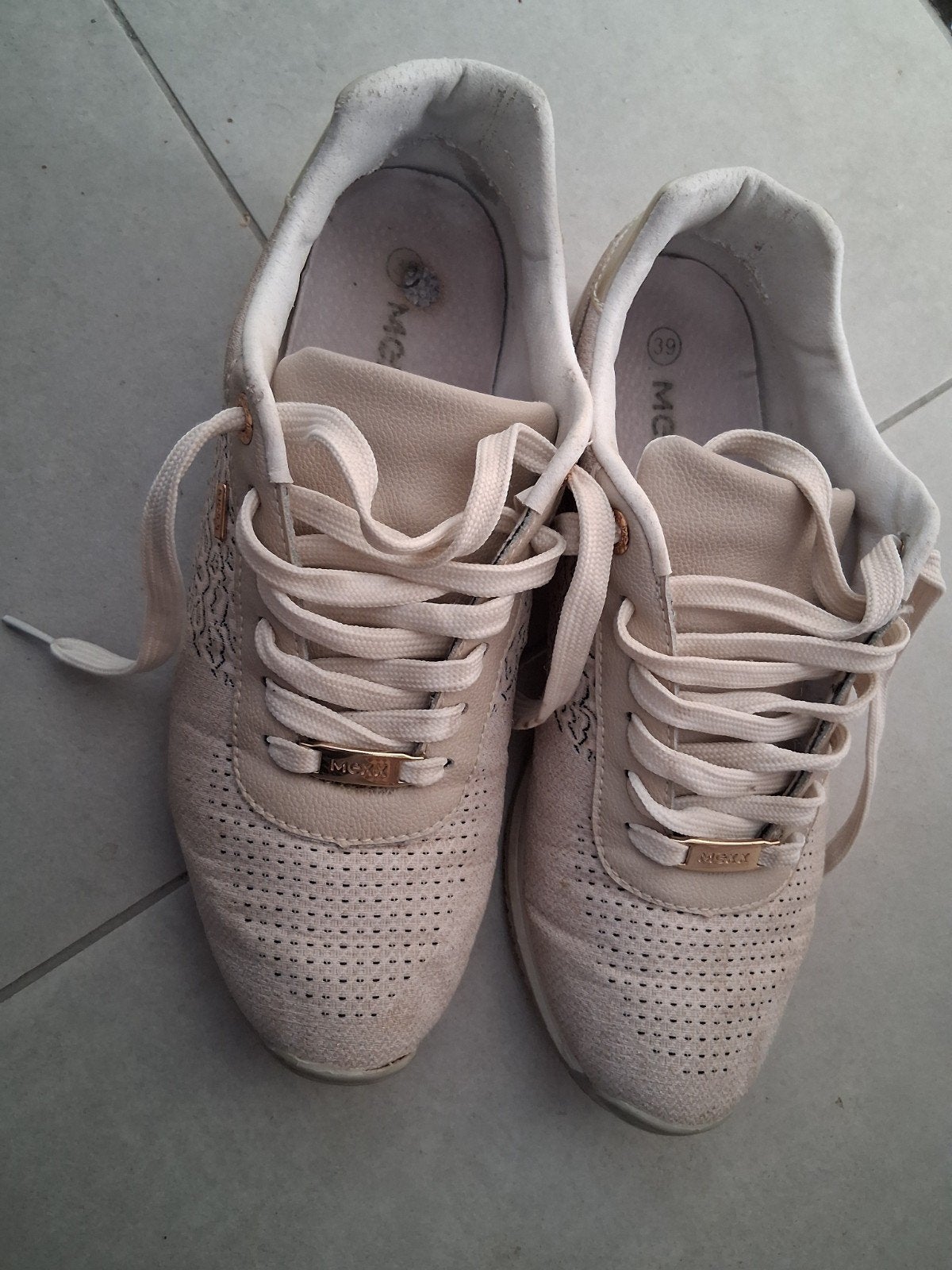Creme kleurige schoenen, Kleding | Dames, Ophalen of Verzenden, Zo goed als nieuw, Beige, Sneakers of Gympen