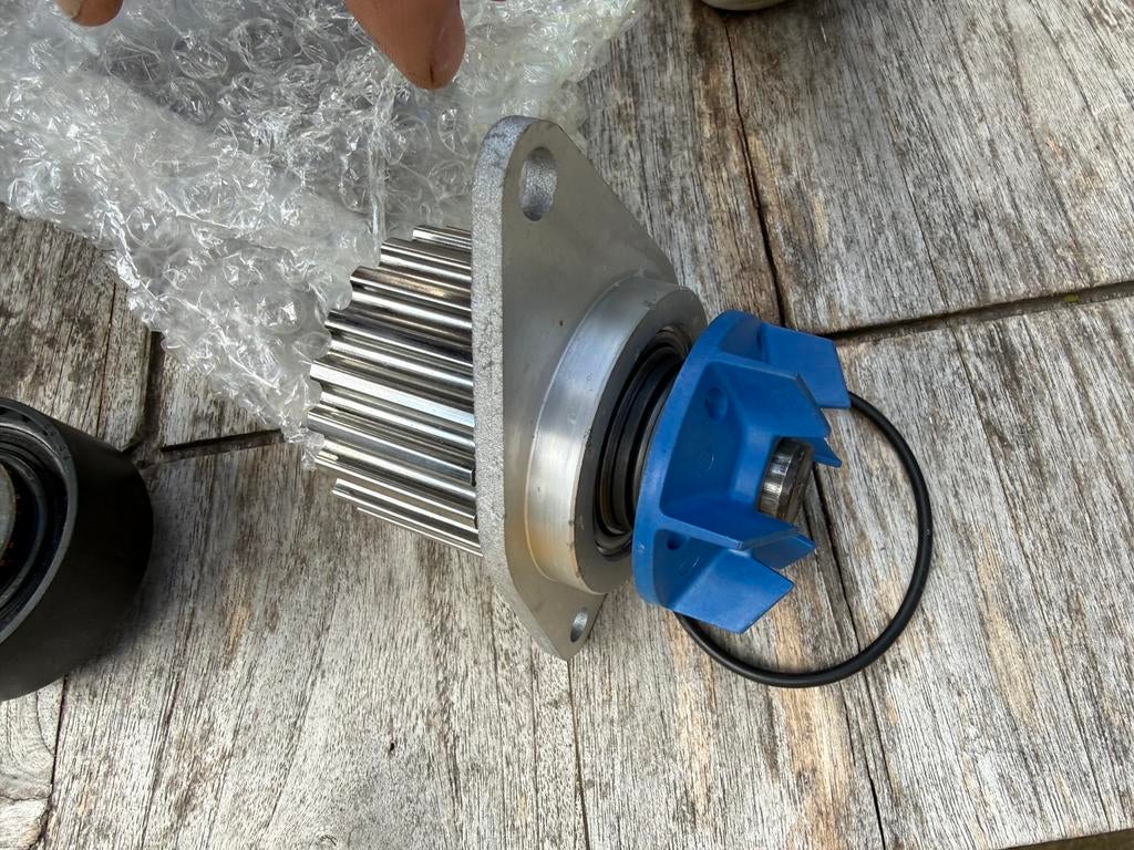 Te koop Peugeot 205 waterpomp met spanrol nieuw 104 tanden, Ophalen of Verzenden, Nieuw, Peugeot