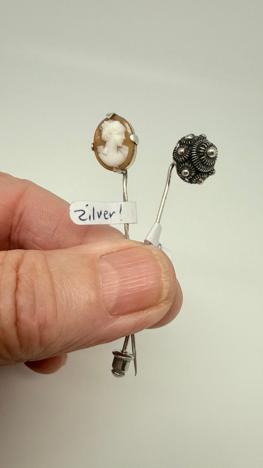 2 oude zilveren speldjes: camee en Zeeuws knopje., Verzenden, Zilver