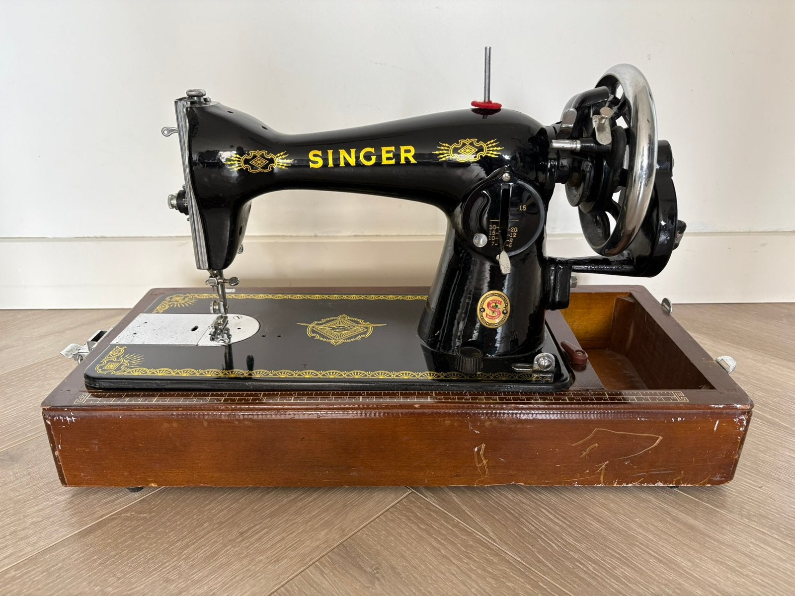 Oude Singer naaimachine., Ophalen