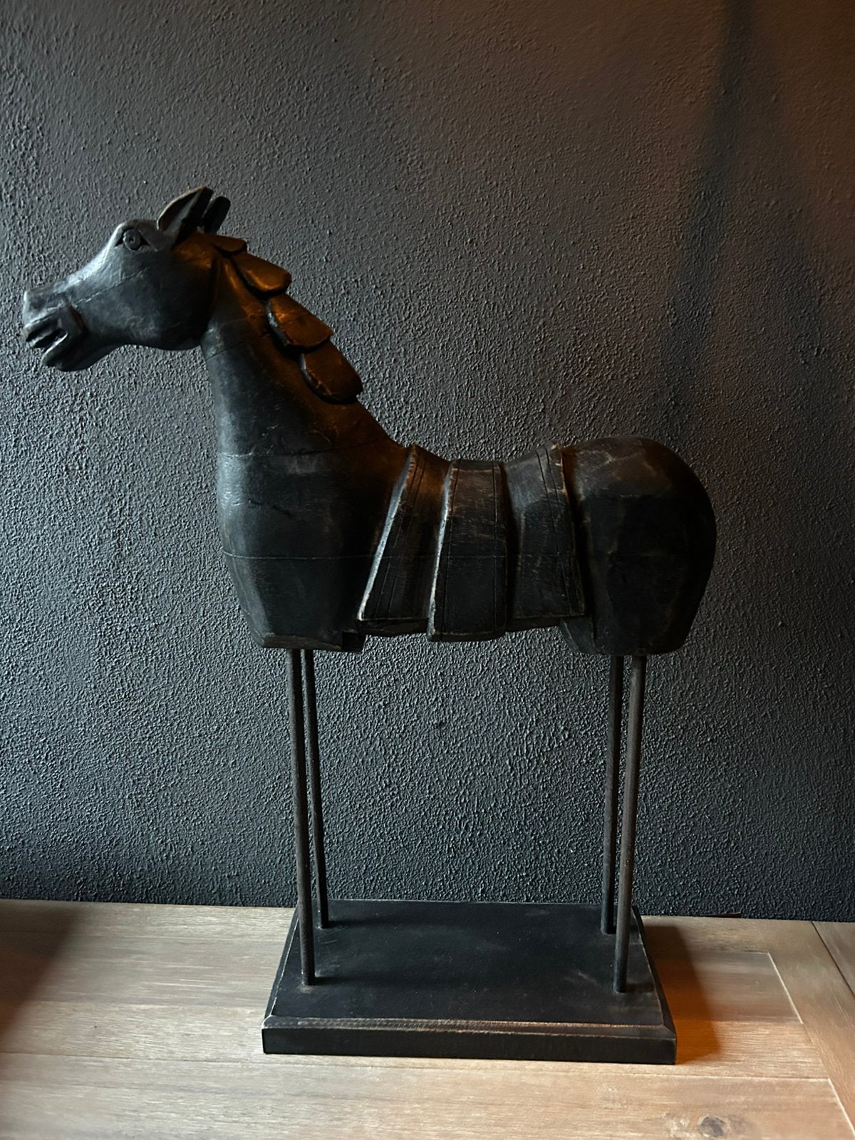 Stoer houten paard op statief, Ophalen, Nieuw