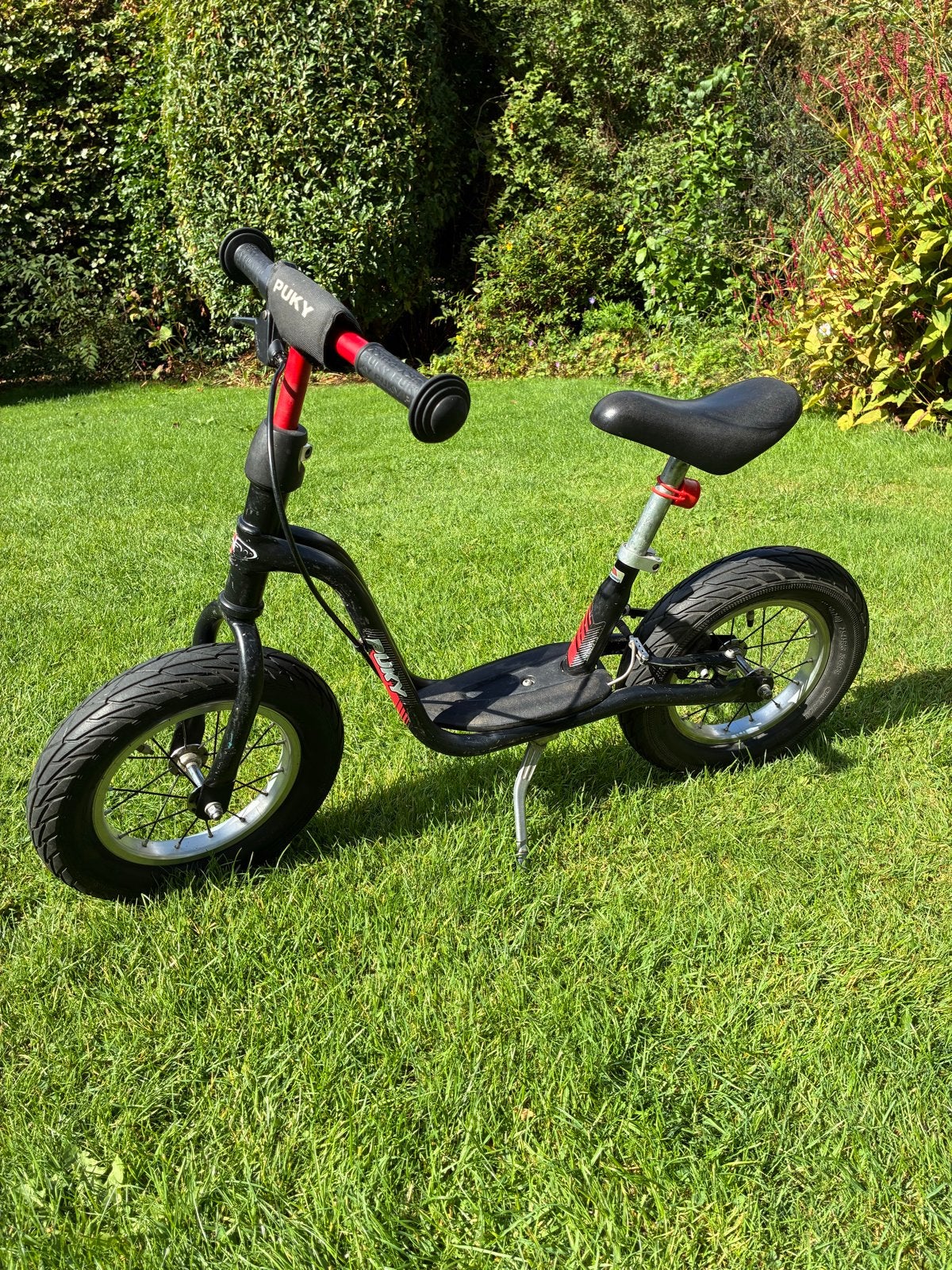 Puky loopfiets, zwart met rode accenten, Ophalen, Gebruikt, Minder dan 16 inch