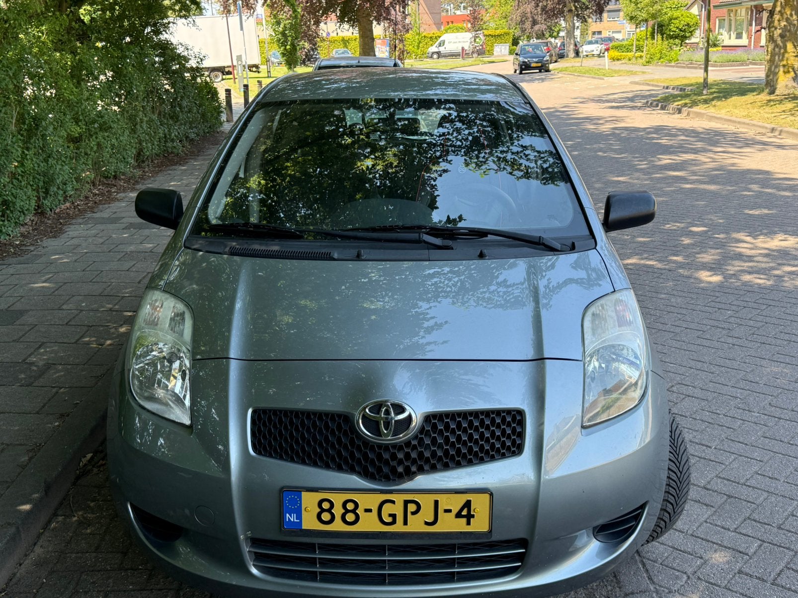 Toyota Yaris 1.0 12V Vvt-i 5DR Terra 2008 Grijs, Auto's, Voorwielaandrijving, 527 kg, 40 €/maand, 750 kg
