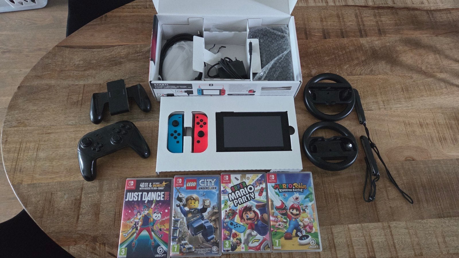 Nintendo Switch met Pro Controller en 4 Games, Ophalen, Switch Original, Met 3 controllers of meer, Gebruikt