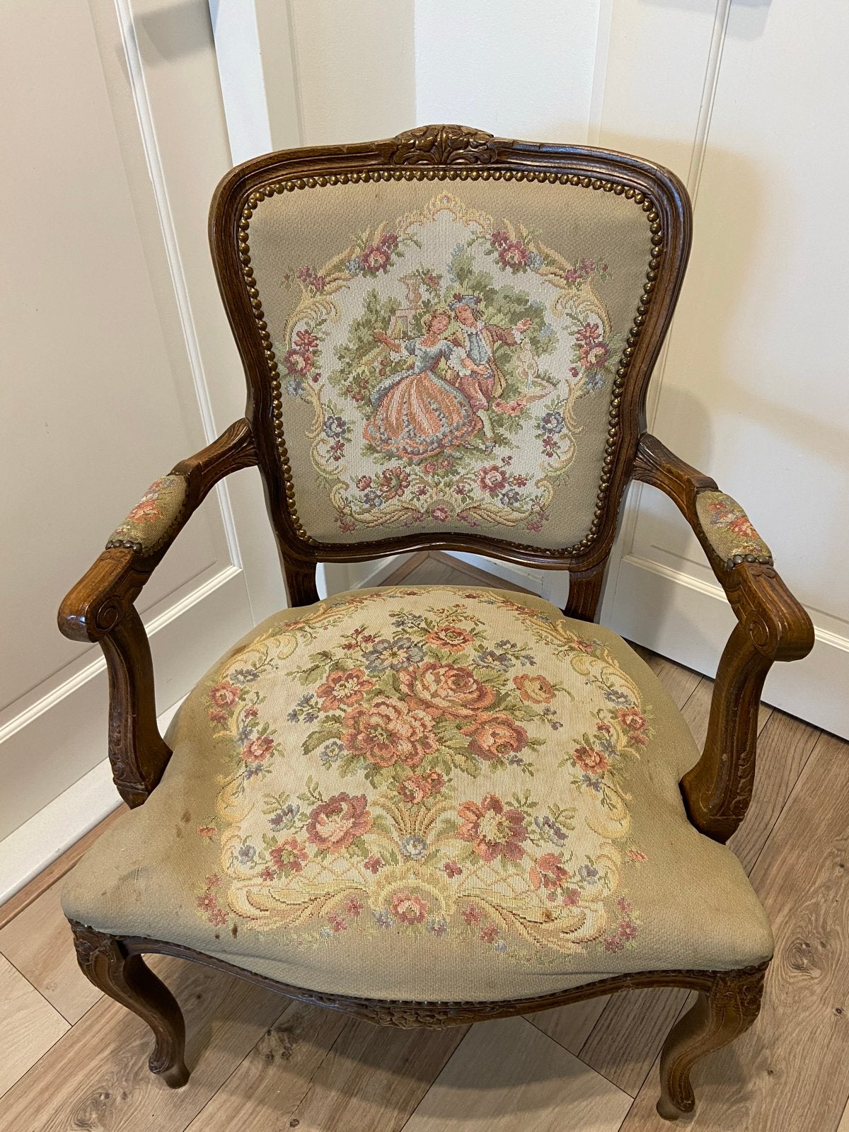 Antieke fauteuil met gebloemde bekleding, Ophalen