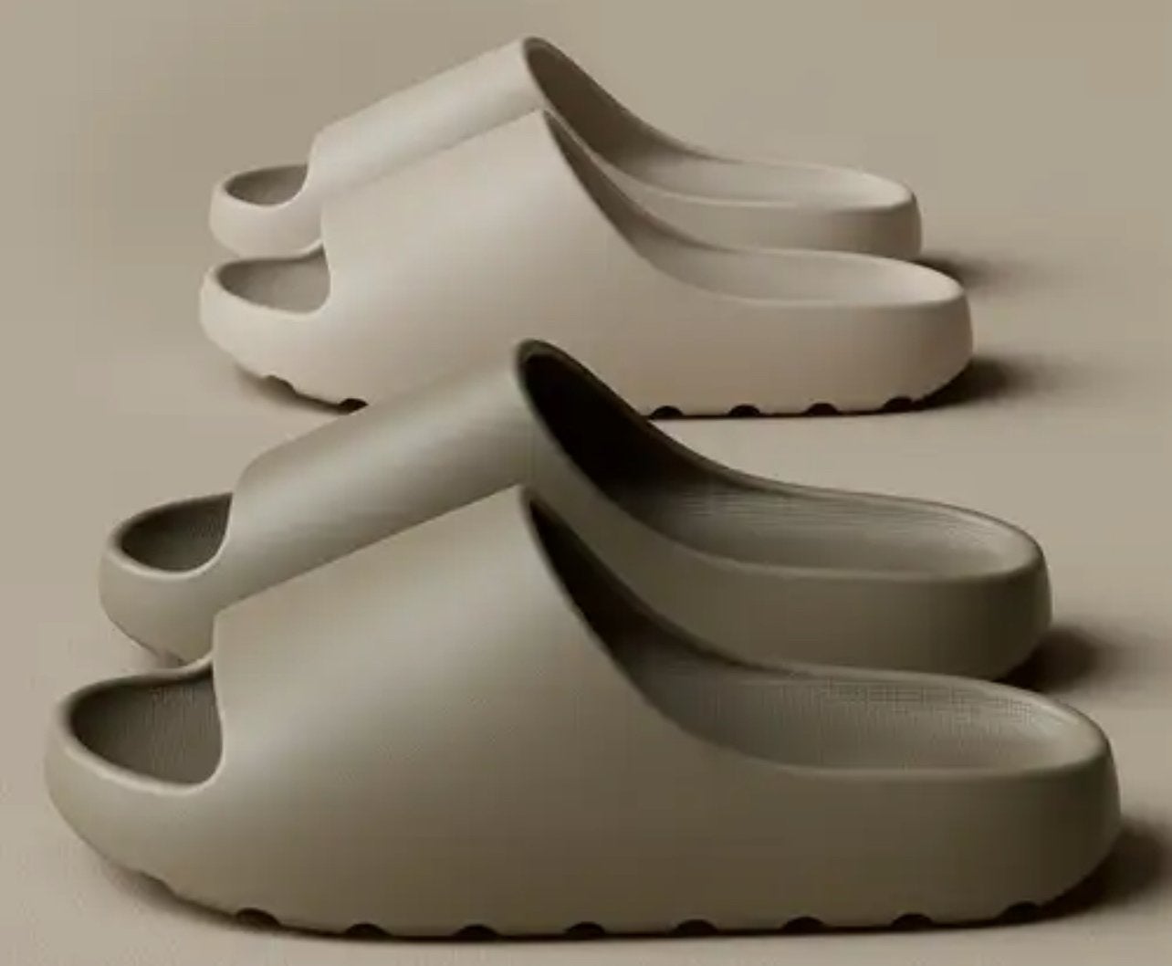 Comfortabele Zwarte en Beige Slippers, Ophalen of Verzenden, Nieuw, Zwart, Slippers