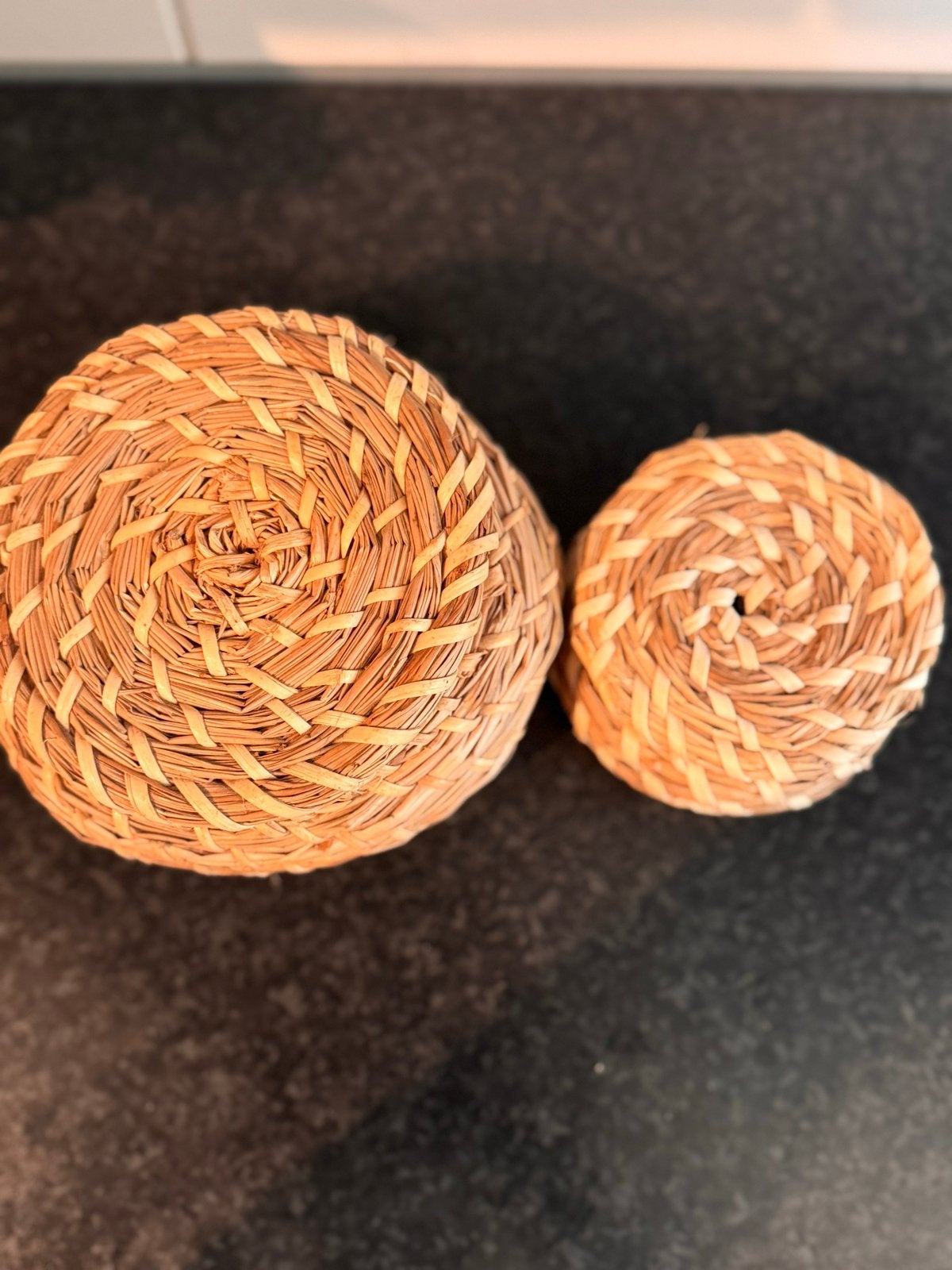 Set van 2 rieten mandjes - Zo goed als nieuw, Gevlochten, Mand, Rond, Ophalen of Verzenden