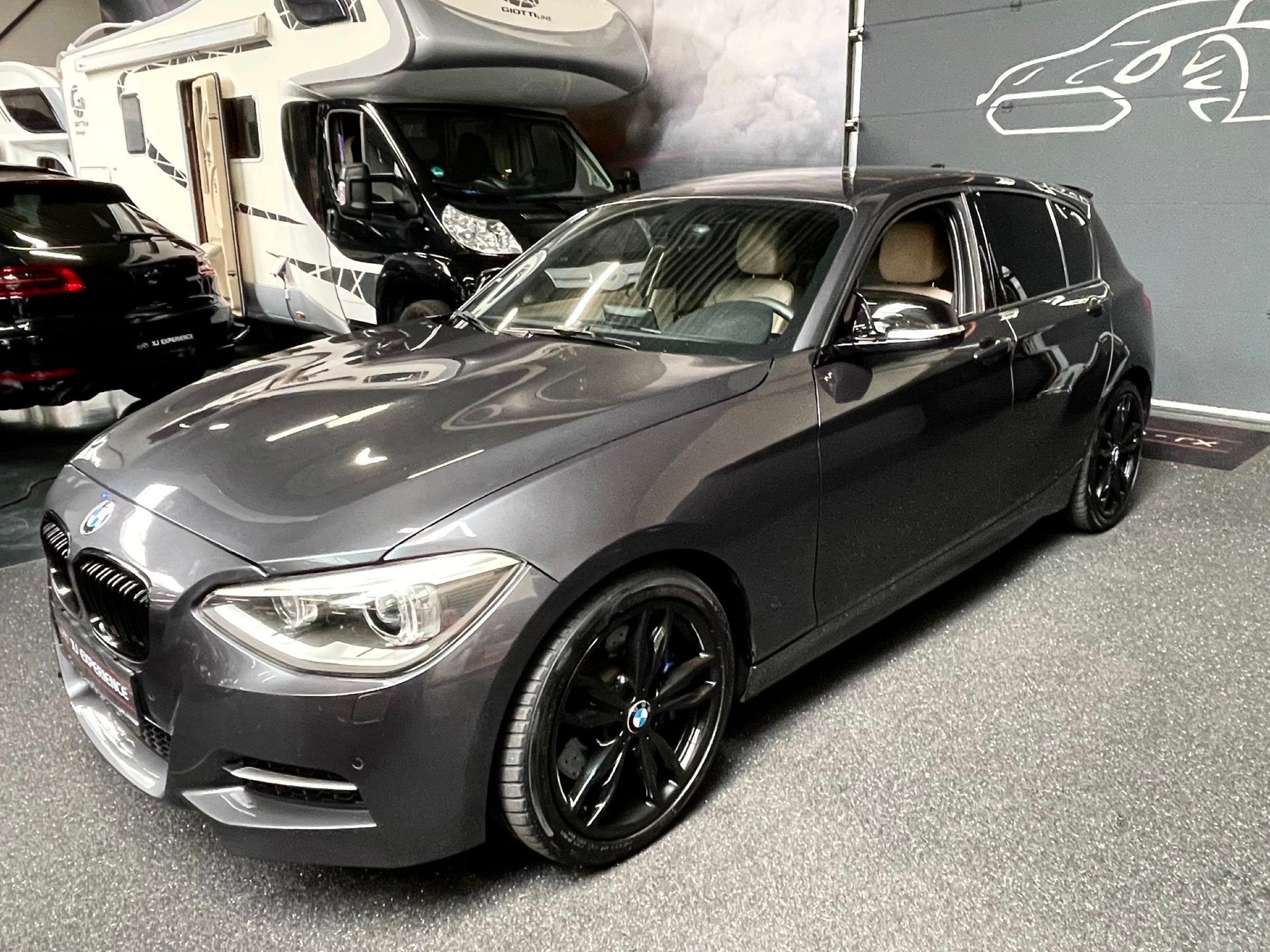 BMW 1-serie M135i xDrive 320 PK M-PERFORMANCE NAVI LEER, Auto's, Euro 5, Gebruikt, Beige, 320 pk