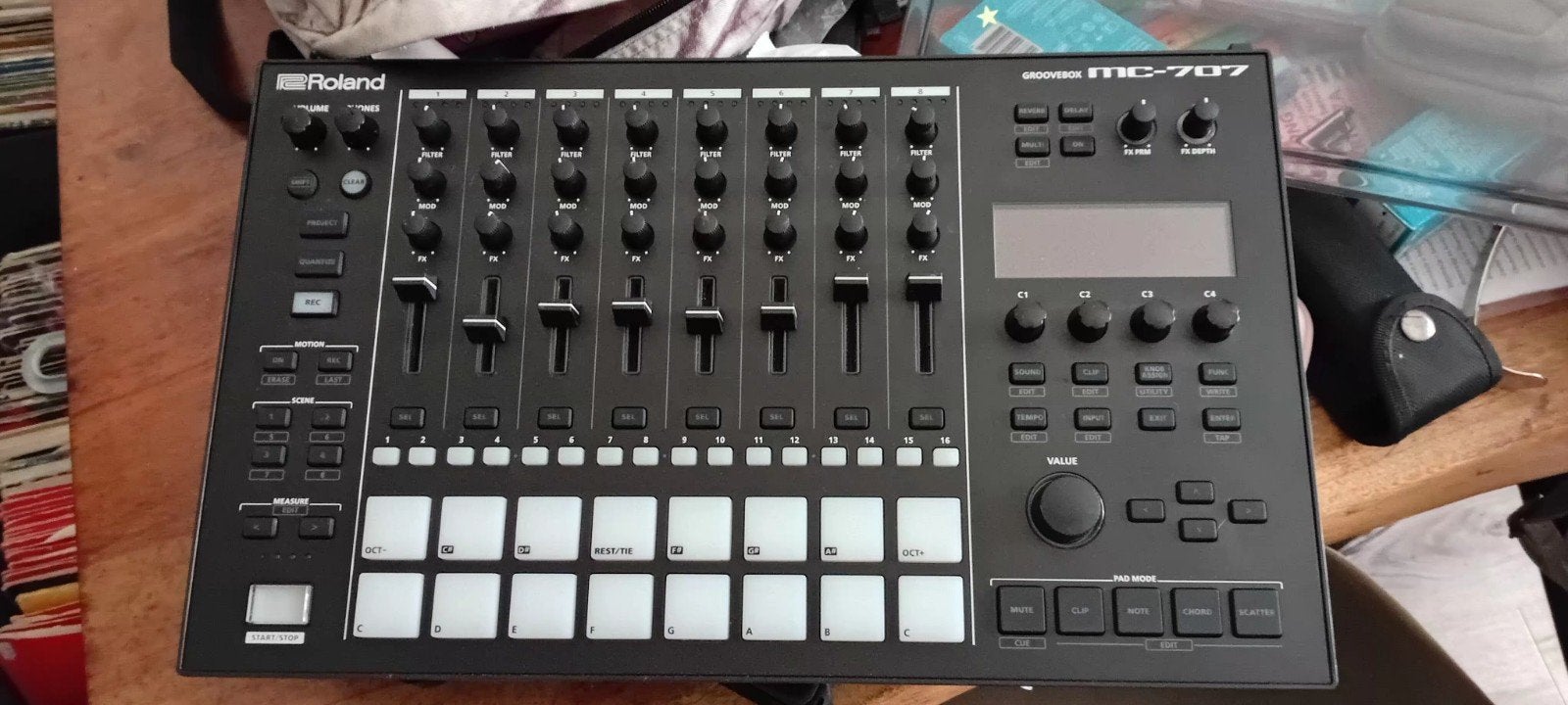 Roland MC-707 Groovebox - Compleet met Decksaver en kabel, Roland, Zo goed als nieuw, Met koffer of flightcase, Overige aantallen