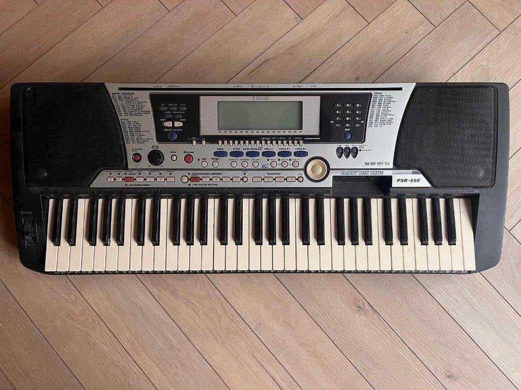 Keyboard Yamaha PSR-550, Muziek en Instrumenten, Keyboards, Ophalen, Yamaha, Aanslaggevoelig, 61 toetsen