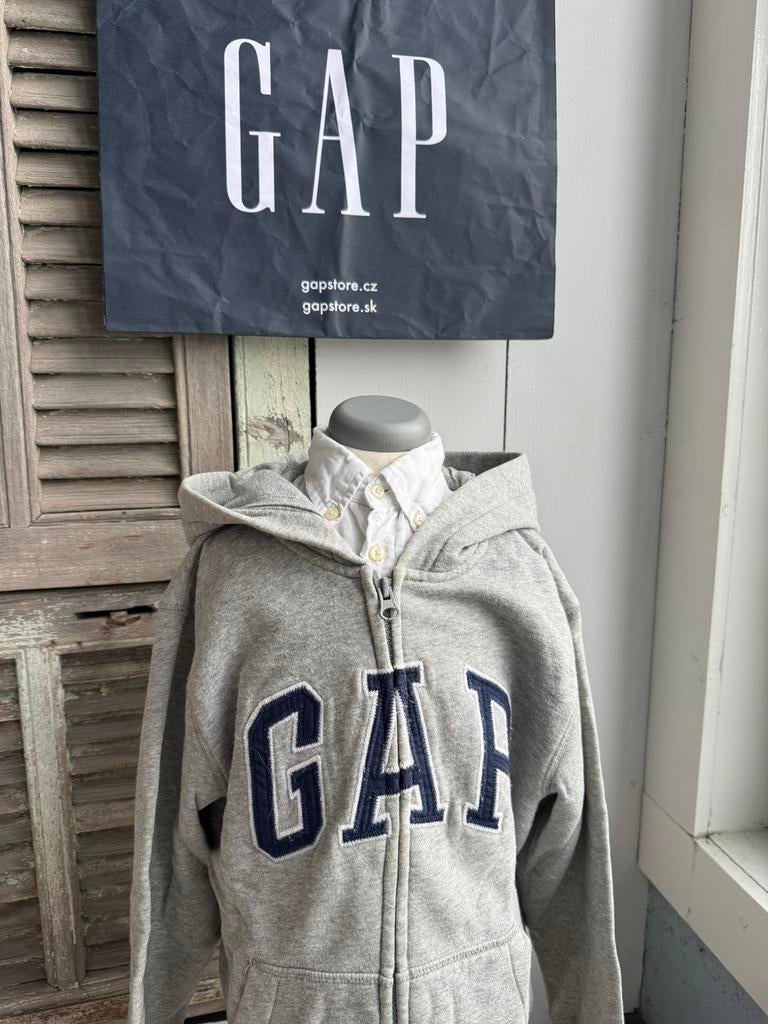 Prachtig hooded logo vest van GAP size 116 (S), Ophalen of Verzenden, Gebruikt, Jongen, Trui of Vest