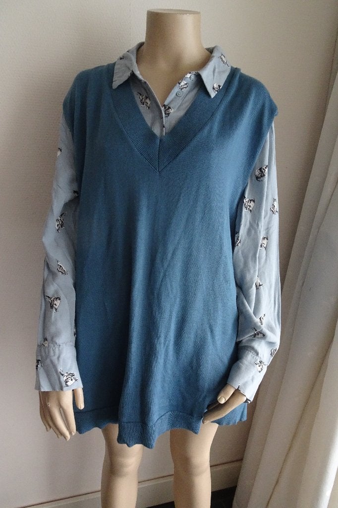blauwe spencer met blouse met poezen maat 46/48, Ophalen, Blauw, Maat 46/48 (XL) of groter, Zo goed als nieuw
