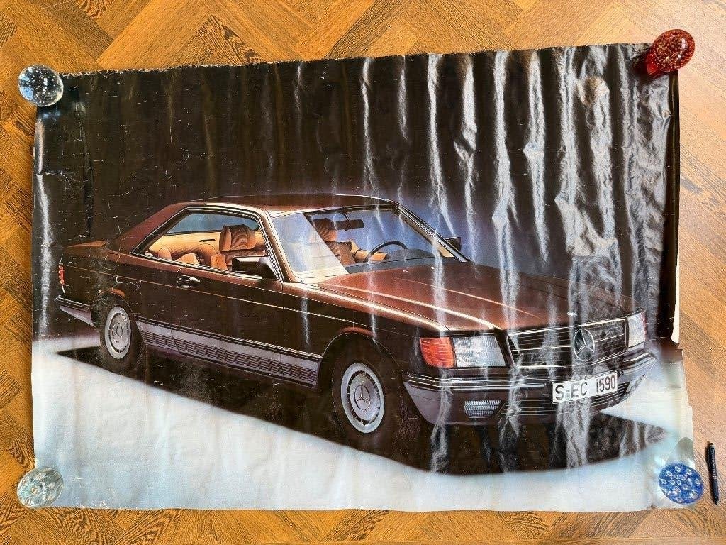 Grote dealerposter Mercedes-Benz SEC C126 1981 107x156cm, Mercedes, Mercedes-Benz, Ophalen, Gelezen