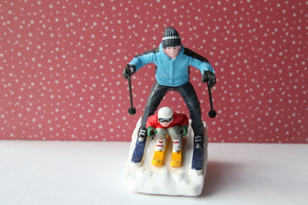 Vader en kin skiën lemax figuur voor kerstdorp, Ophalen of Verzenden, Gebruikt