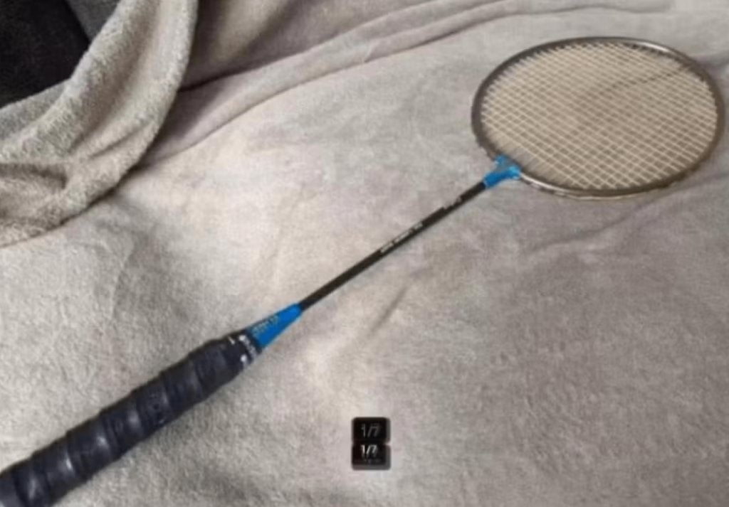 Yonex badmintonracket met klein scheurtje (geen last van), Sport en Fitness, Gebruikt, Ophalen of Verzenden, Racket(s)