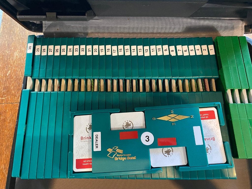 Complete Bridge Set–30 speelborden,4 biedboxen,boeken+koffer, Hobby en Vrije tijd, Gezelschapsspellen | Kaartspellen, Ophalen of Verzenden