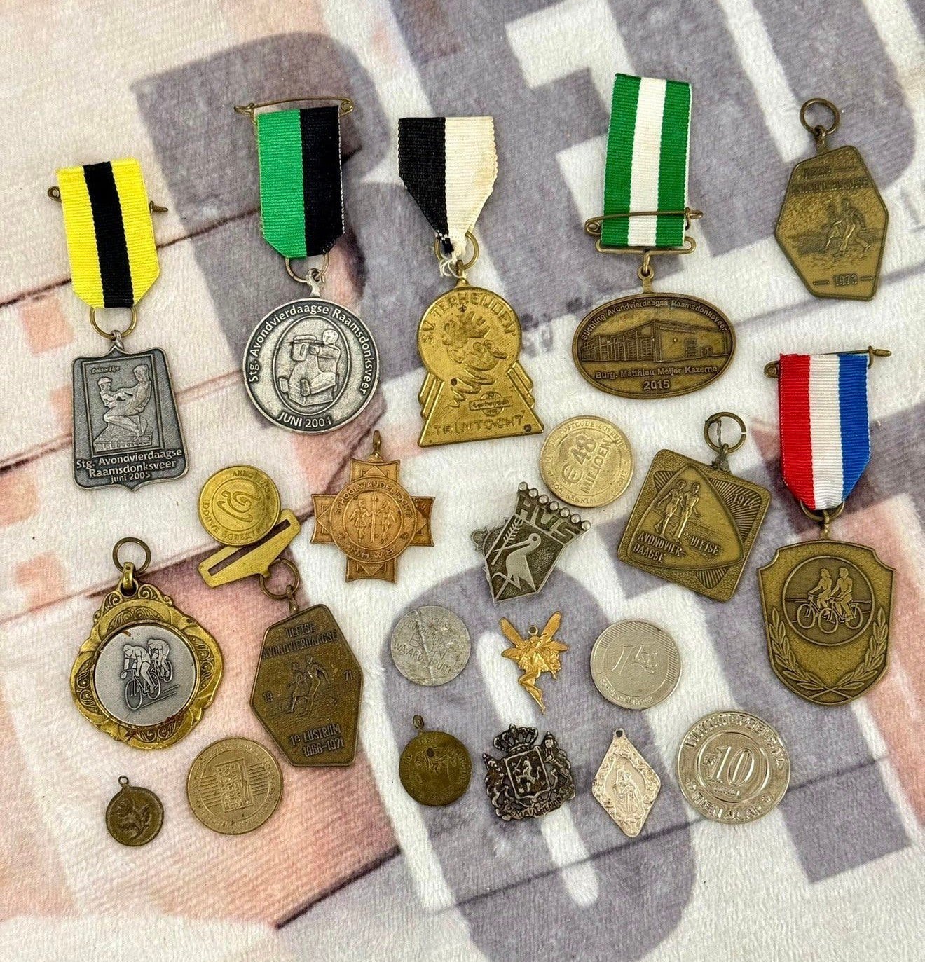 Diverse 22 medaille lintjes munten wielrennen vierdaagse ect, Ophalen of Verzenden, Overige materialen, Nederland