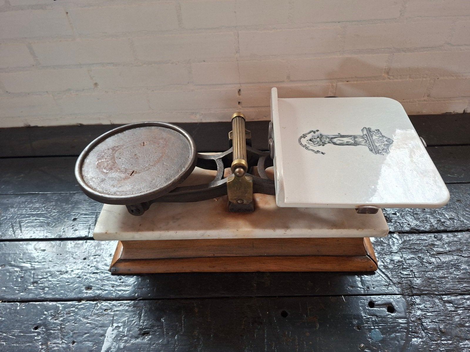 Antieke weegschaal met marmeren blad en decoratie, Ophalen of Verzenden, Gebruikt, Overige typen, Minder dan 50 kg