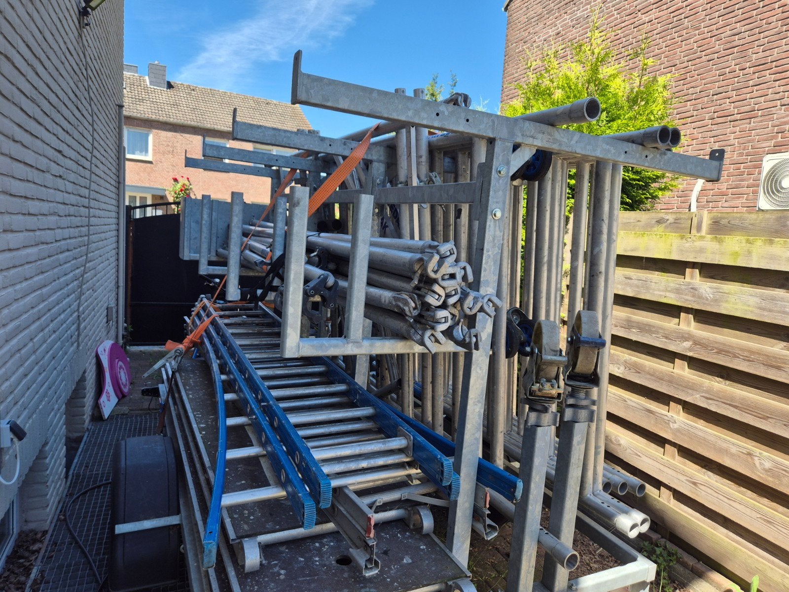 Steiger te huur met aanhanger, 10 m hoog met dakkapel stand, Doe-het-zelf en Verbouw, Steigers, Ophalen of Verzenden