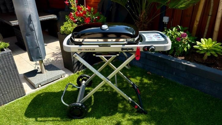 Weber Traveler Gasbarbecue incl. Hoes en accessoires, Ophalen, Zo goed als nieuw