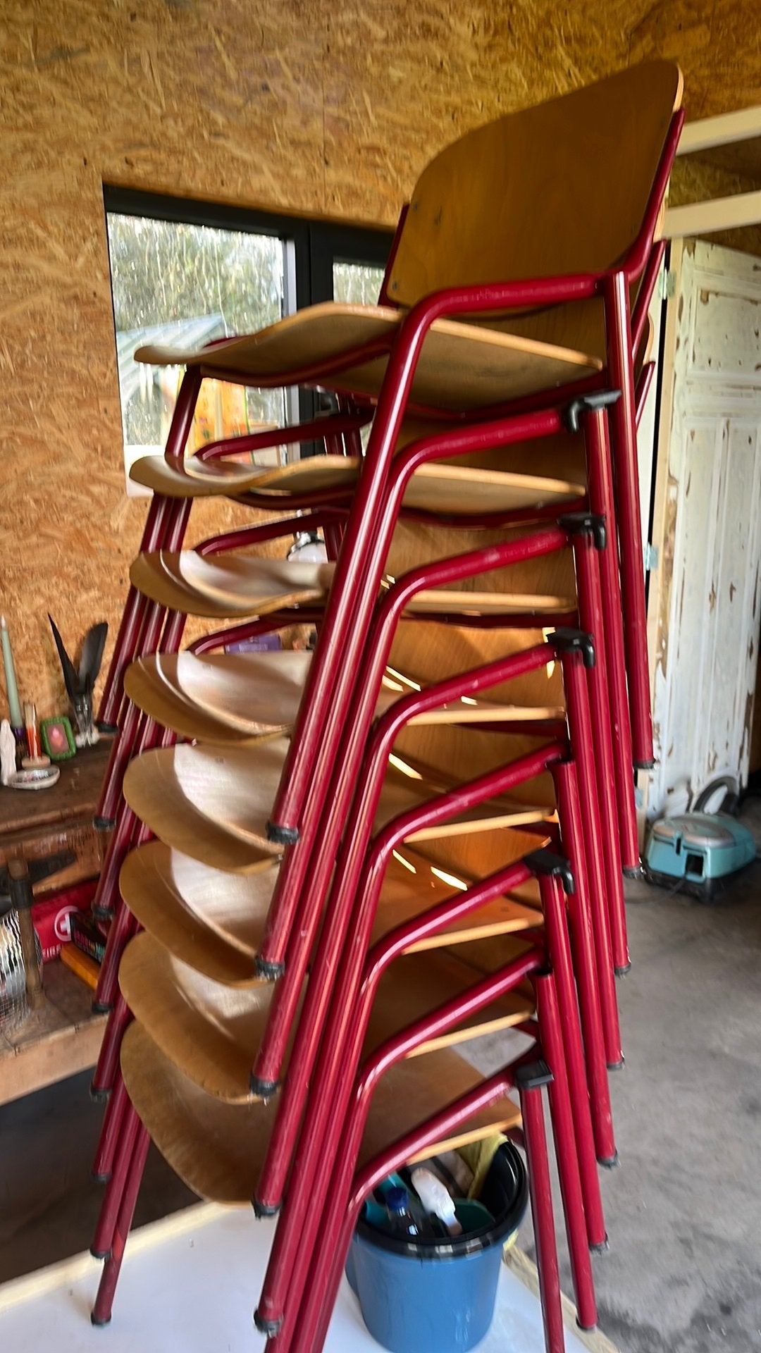 13 stuks leuke retro stapelbare stoelen metaal en hout, Ophalen, Gebruikt, Vijf, Zes of meer stoelen, Retro